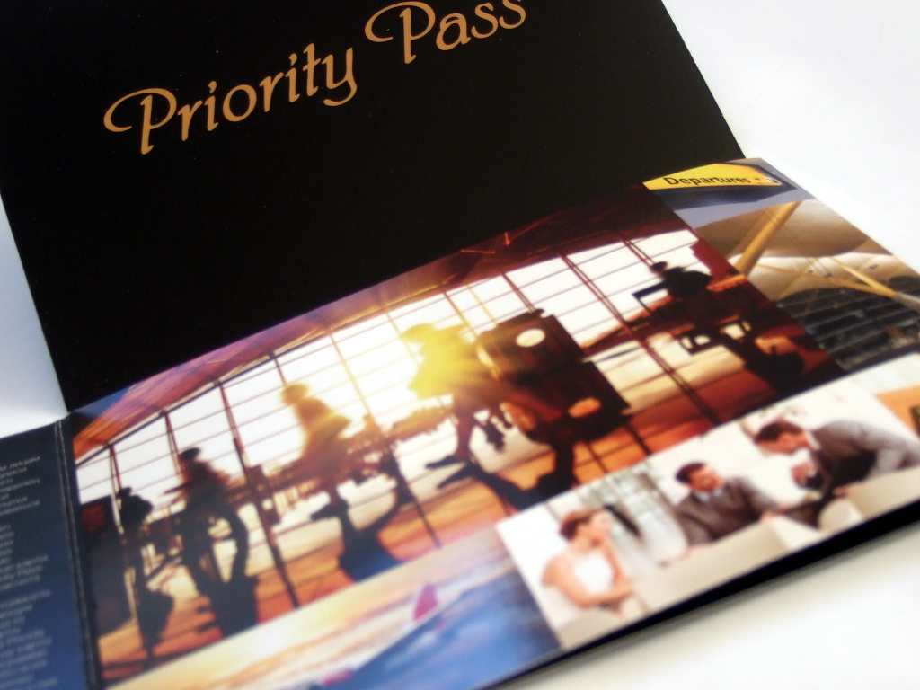 Печать буклетов «Priority Pass. Alfa-Bank». Полиграфия типографии Макрос, изготовление буклетов, спецификация 957976-7