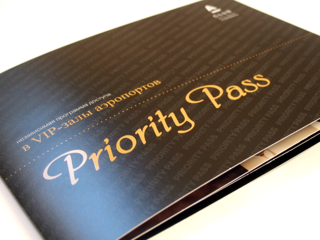 Печать буклетов «Priority Pass. Alfa-Bank». Полиграфия типографии Макрос, изготовление буклетов, спецификация 957976-9