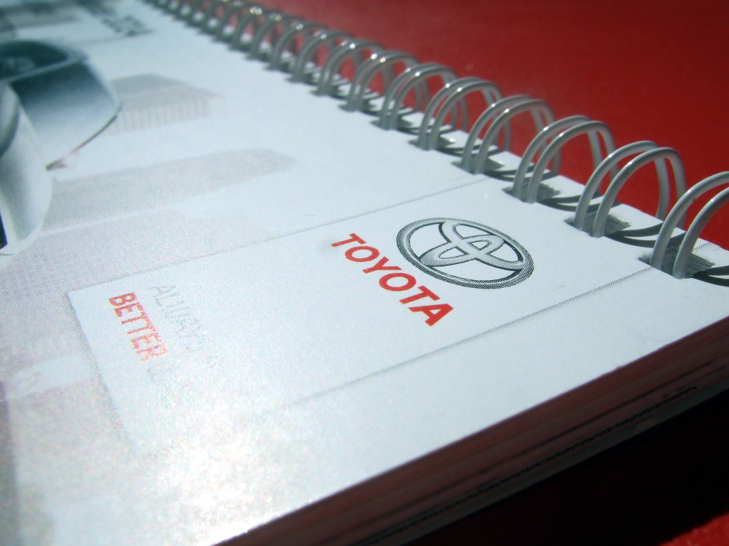 Печать каталогов «Toyota Highlander 2014». Полиграфия типографии Макрос, изготовление каталогов, спецификация 964974-9